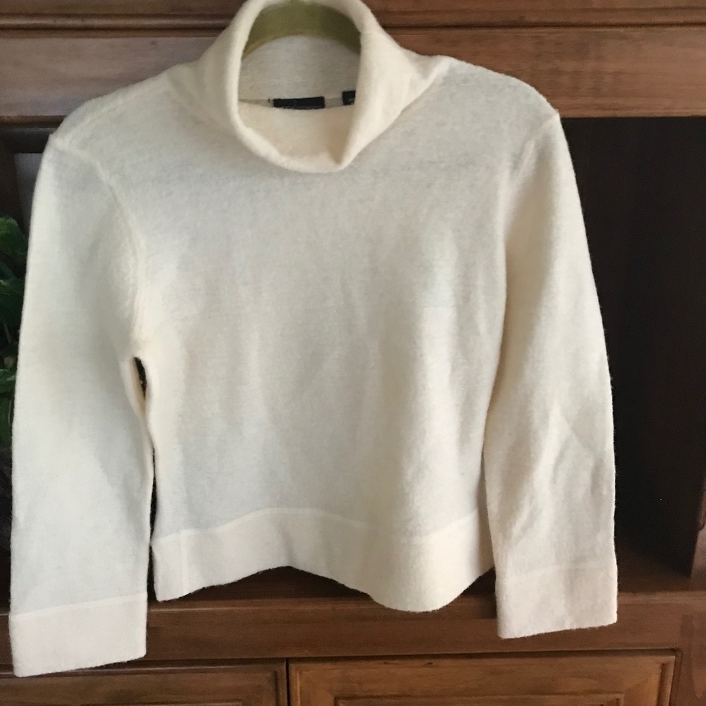 VICTORIA'S SECRET MODA INTERNATIONAL wool sweater size medium-never worn